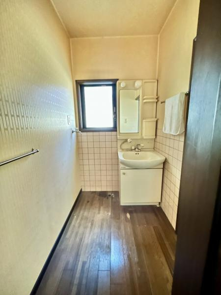 高知市朝倉丙　高台の中古一戸建ての洗面所|窓付きで明るい洗面スペース