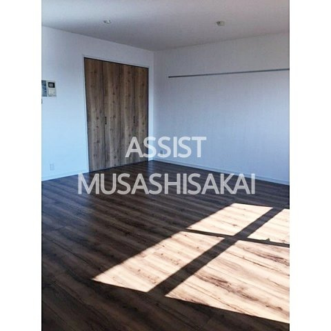 武蔵野パークヒルズの居間・リビング|写真：設備同仕様の別物件です