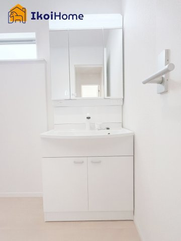 明石市大久保町谷八木第6　4号棟　の洗面所|【ホームページに現地動画掲載中】●年中無休：当日予約可●洗面は便利な３面鏡。ゆったりワイドシンク仕様