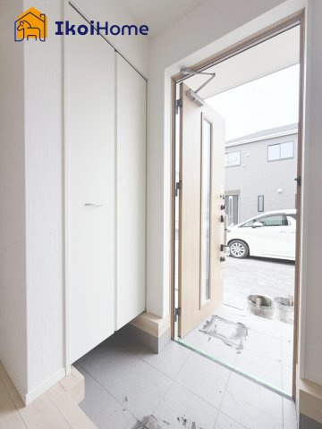 明石市大久保町谷八木第6　4号棟　新築戸建の玄関|【ホームページに現地動画掲載中】●年中無休：当日予約可●玄関には収納豊富な玄関収納完備で便利です！
