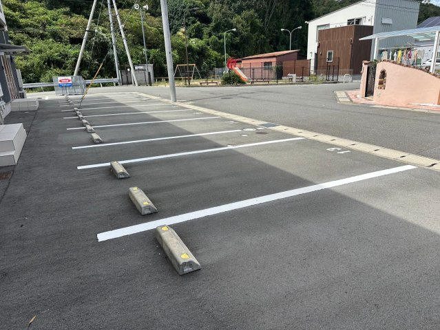 クリスタルハイツ仁豊野の駐車場
