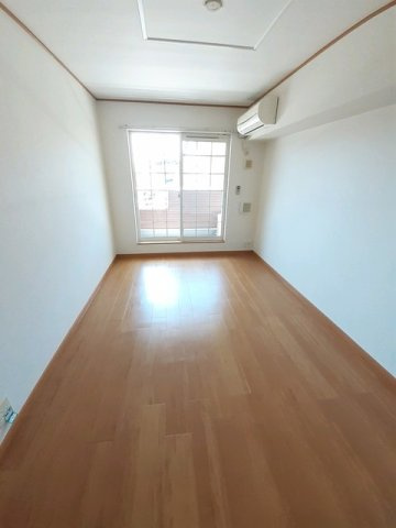 【居間・リビング】 | ベルメゾン福地Ｄ | ゆったり過ごせる居間です