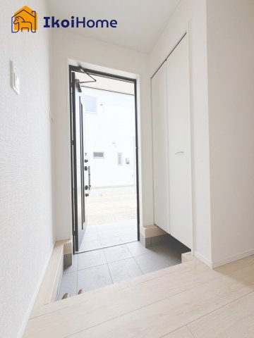 明石市大久保町谷八木第6　5号棟　の玄関|【ホームページに現地動画掲載中】●年中無休：当日予約可●玄関には収納豊富な玄関収納完備で便利です！