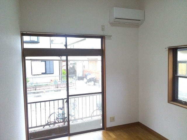 パークヒルアダチの居間・リビング|２面採光のお部屋です
