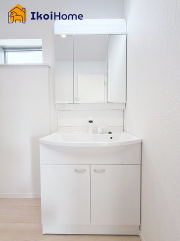 明石市大久保町谷八木第6　6号棟　の洗面所|【ホームページに現地動画掲載中】●年中無休：当日予約可●洗面は便利な３面鏡。ゆったりワイドシンク仕様