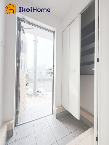 明石市大久保町谷八木第6　6号棟　の玄関|【ホームページに現地動画掲載中】●年中無休：当日予約可●玄関には収納豊富な玄関収納完備で便利です！