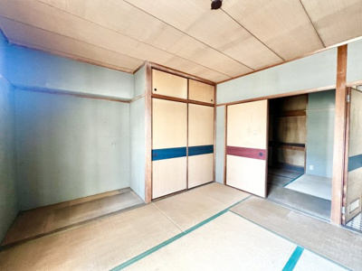 【寝室】 | 友渕コーポ | 収納スペースありますよ！収納場所に困らず綺麗な室内をたもてますね！
家族の思い出も大切にしまっておけますね♪