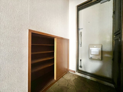 【玄関】 | 友渕コーポ | 玄関にシューズボックスありますよ！玄関周りもスッキリ片付きますね！