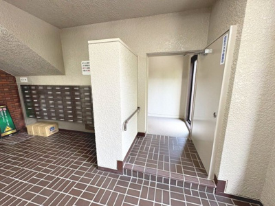 【エントランス】 | 友渕コーポ | 現地見学当日から承っております♪現地周辺の環境や、駅までの道のりなど周辺環境も合わせてご確認いただき、ぜひご検討ください！
