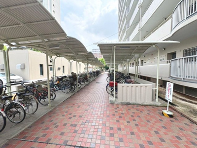【駐輪場】 | 友渕コーポ | 駐輪場に屋根があるので、雨の日に自転車が濡れにくく嬉しいですね！
