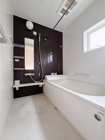 【中古戸建】佐野市栃本町の浴室|■浴室｜足を伸ばしてゆったりと入浴ができる1坪タイプのバスルームです♪備え付けの棚には家族一人一人のシャンプーを分けて置くことができます♪バスルームをいつもすっきりと使えますね♪