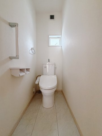 【中古戸建】佐野市栃本町のトイレ|■トイレ｜白を基調とした清潔感溢れるトイレになっています。トイレには窓がついていますので常に換気をすることができ清潔を保てます。