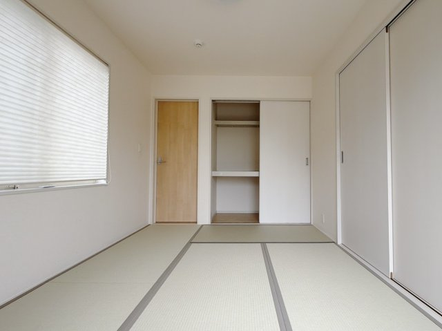 【中古戸建】佐野市栃本町の和室|■和室｜「続き間の和室」は子育て世代にこそ適しています。お子様のお昼寝スペースや、洗濯物をたたむのに便利です。客間やリビングの延長としても使えます。
