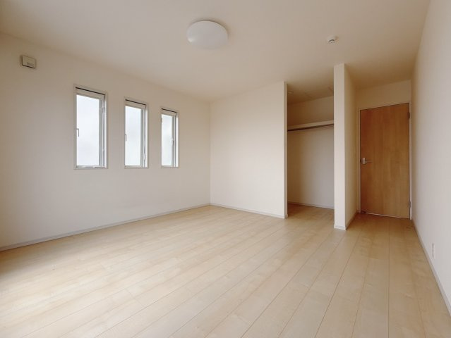 【中古戸建】佐野市栃本町の洋室|■洋室｜ダブルベッドを置いても充分な広さを2Ｆのお部屋に設けております。お子様と家族みんなで寝るのも夢じゃありません♪窓からは光が差し込むので日中でも明るいお部屋です。