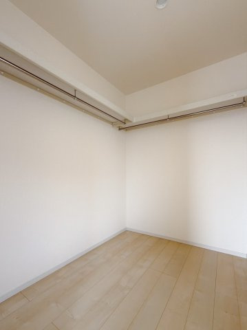 【中古戸建】佐野市栃本町の収納|■WIC｜お洋服はもちろん、使う頻度の少ない家具や小物・場所を取りがちな旅行用のスーツケースなどもしまえます。また、厚手のコートをしまっても充分な広さを堪能できるプランです♪