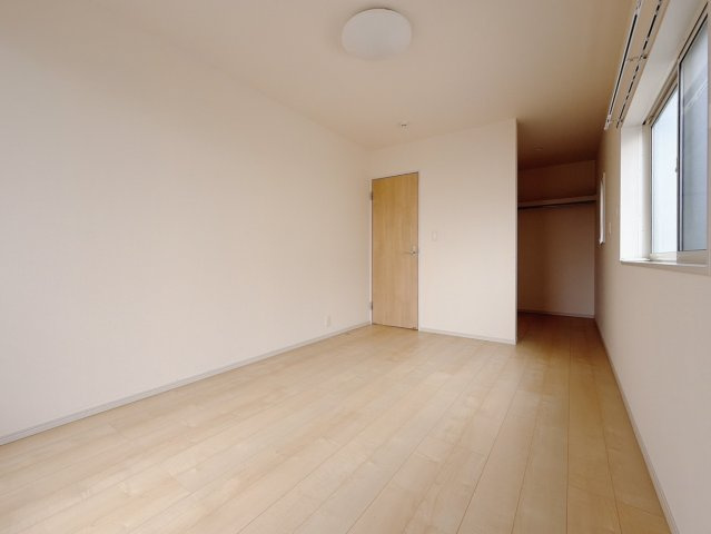 【中古戸建】佐野市栃本町の洋室|■洋室｜2階各居室には収納をご用意しています♪常にお部屋を綺麗に保てます！小さなお子様も自然とお片付けができるようになるのでうれしいですよね！