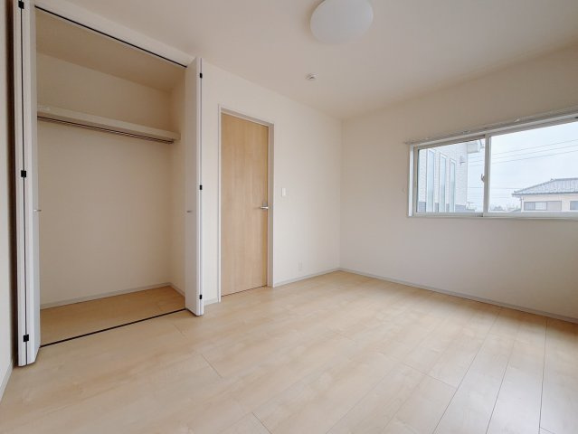 【中古戸建】佐野市栃本町の洋室|■洋室｜ナチュラルカラーの床です。模様替えなどとても楽しく工夫できます♪陽当たり、風通しもとても良いので毎日快適な生活スタートです！子供部屋にも良いですね♪