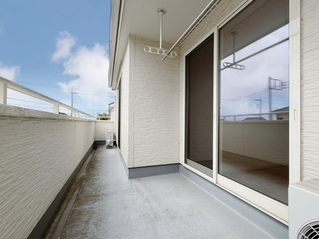 【中古戸建】佐野市栃本町のバルコニー|■バルコニー｜お布団がたくさん干せますね♪バルコニーから入る日差しは暖かく、爽快な朝の目覚めを促してくれます♪洗濯物やお布団を干して太陽の香りを吸い込んだお布団で夜はおやすみください。
