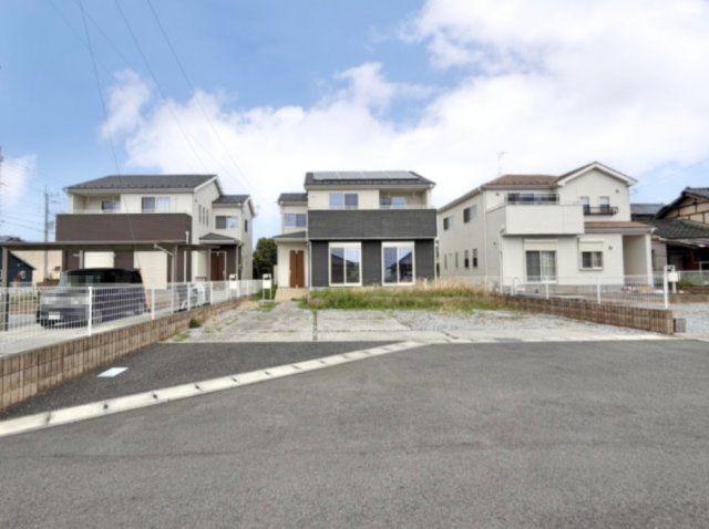 【中古戸建】佐野市栃本町の外観|■外観｜広々とした駐車スペースで楽々駐車可能！お買い物後もスムーズにお荷物を運べます♪