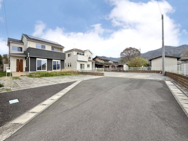 【中古戸建】佐野市栃本町の外観|■外観｜道路幅にゆとりがあることで駐車もしやすく、来客時や複数台利用の際にもストレスを感じにくいのが魅力の一つです♪