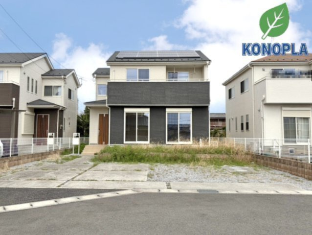 【中古戸建】佐野市栃本町の外観|■外観｜室内の隅まで陽射しが差し込みやすい全居室南向き♪リビングやバルコニーからお子様の遊ぶ姿を見守ることができます。