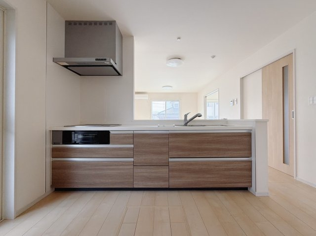 【中古戸建】佐野市栃本町のキッチン|■キッチン｜お料理ができたら「これ運んで～♪」と手渡しが出来ます。対面キッチンなのでリビングと一体感があり、広々とした空間の中で楽しく食事やお菓子作りが出来ますね♪