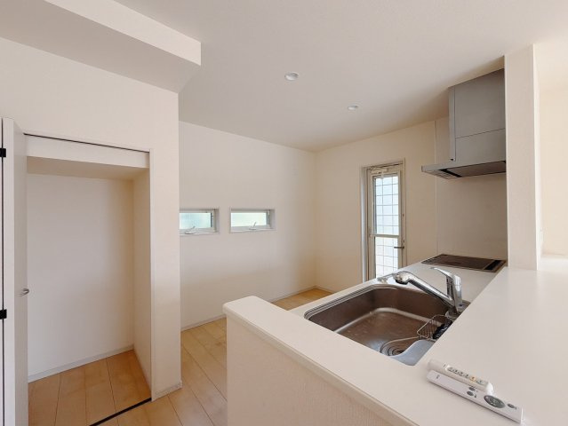 【中古戸建】佐野市栃本町のキッチン|■パントリー｜キッチン横の「パントリー」は食材を保管したり、普段使わないお料理道具を収納したりできるマルチスペース。