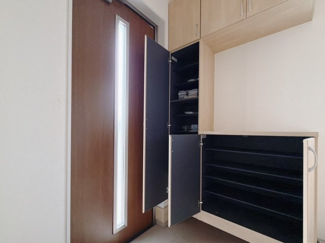 【中古戸建】佐野市栃本町の玄関|■玄関｜毎日の「いってらっしゃい」や「お帰りなさい」を大切なご家族と過ごす玄関は〈使いやすさ〉を追求しております。玄関横の収納は急な来客時でもさっとお片付けできるスペースを確保しています。
