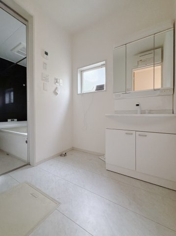 【中古戸建】佐野市栃本町の独立洗面台|■洗面室｜三面鏡の洗面台は鏡の裏が収納ポケットになっているので、ヘアケア用品や歯ブラシなどでごちゃつきがちな洗面台周りがスッキリ片付きます。　