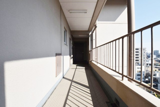 【その他共用部分】 | 共用廊下です。ここもきれいに清掃されています。周囲のお部屋の様子も、ぜひ伺ってみてください。～即日のご見学可能～　お問合せはお気軽にどうぞ。
