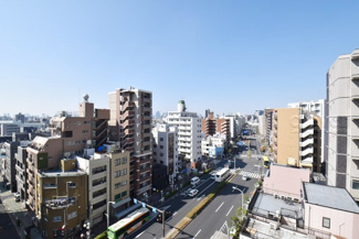 【展望】 | 眼前に広がる空の雄大さと、このお部屋の自慢の一つである「眺望」をご覧ください。毎日、この景色を独り占めできる新生活に夢が広がります。～即日のご見学可能～　お問合せはお気軽にどうぞ。
