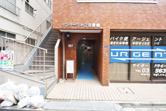 【エントランス】 | お客様を、そして住人を出迎えてくれるマンションのエントランス。ゴミが落ちていないことからも、管理状態の良さや住民の節度の高さが見て取れます。～即日のご見学可能～　お問合せはお気軽にどうぞ。