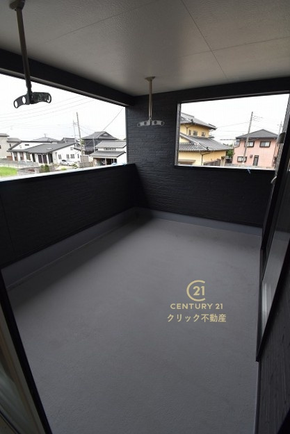 Cradlegarden　 ひたちなか市平磯町　第2　1のバルコニー|インナーバルコニーは洗濯物外干し派の強い味方！天気が変わりやすい季節の外出も安心です。外出が難しい日に出るだけでも気分転換になる、嬉しいスペースです。
