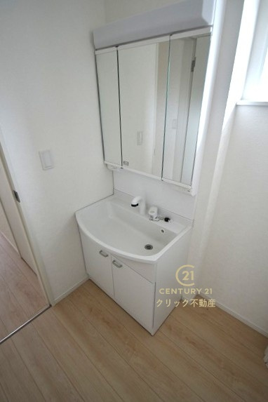 Cradlegarden　 ひたちなか市平磯町　第2　1の脱衣所|シャンプードレッサー付き洗面台は、広めで使いやすい、お手入れが楽なデザイン。窓があるので採光、通風良好です！生活動線をコンパクトにしてくれる2WAY出入り口なのも嬉しいです。