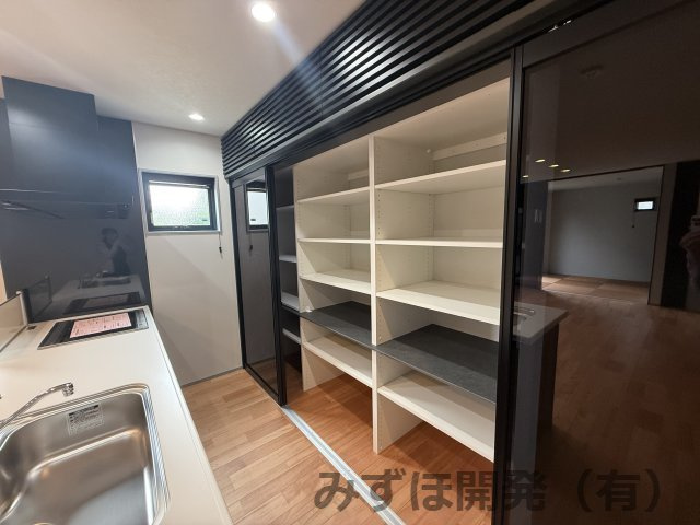東根市本町4-26　No5のキッチン|来客時など、扉を閉めて目隠しも可能です。