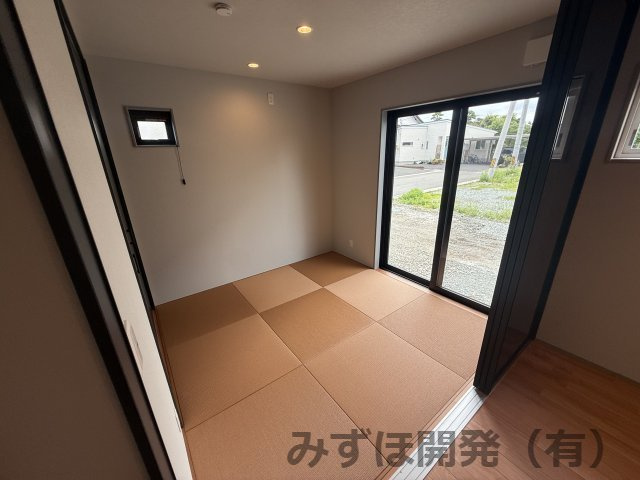 東根市本町4-26　No5の和室|赤の琉球畳があたたかな印象の和室