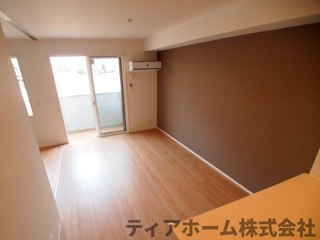 香芝市五位堂４丁目のハイツの居間・リビング|使いやすい居間です