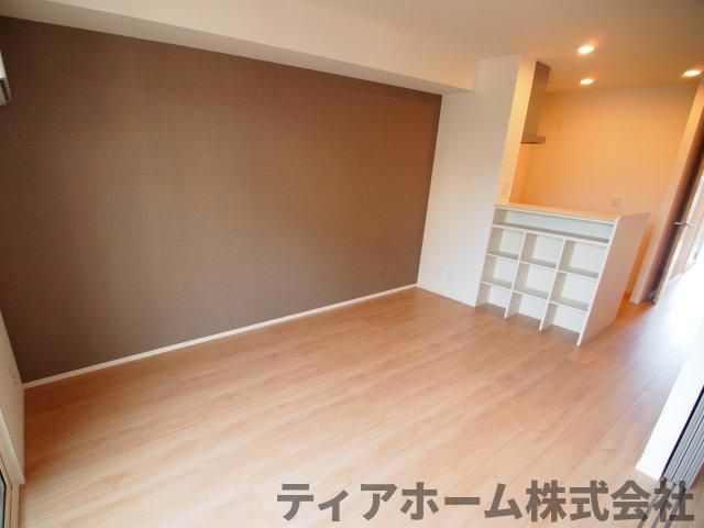 香芝市五位堂４丁目のハイツの居間・リビング|こちらの居間で趣味の時間をお楽しみください