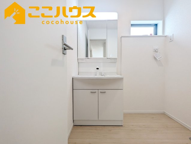 うるま市与那城屋慶名第6　クレイドルガーデン　新築戸建て　全4棟　1号棟の独立洗面台|独立洗面台は収納豊富な三面鏡
