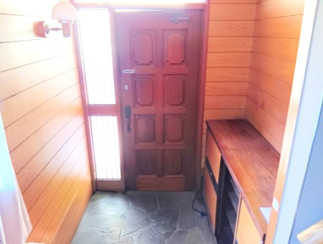 売中古戸建　富士市今泉の玄関|窓から光が差し込む明るい玄関です。
