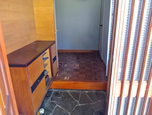 売中古戸建　富士市今泉の玄関|窓から光が差し込む明るい玄関です。