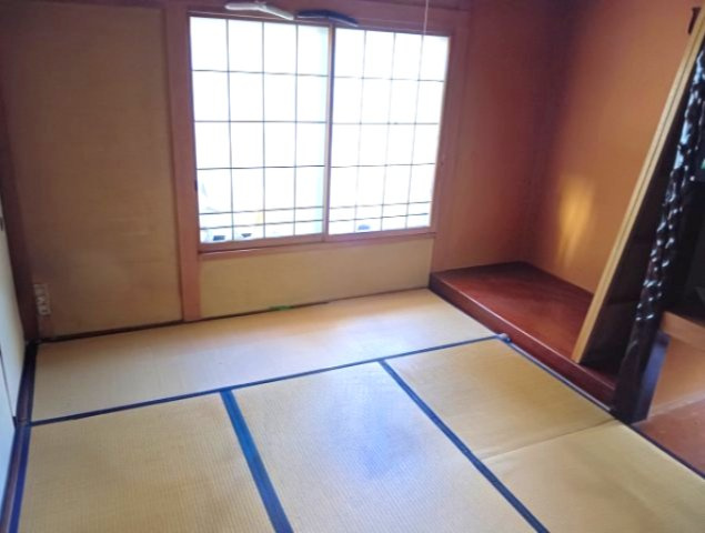 売中古戸建　富士市今泉の和室|落ち着いた和室は窓の障子から優しい光が差し込みます。