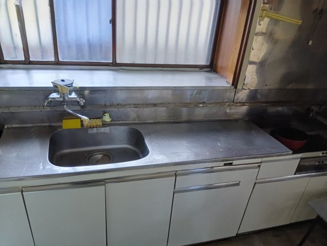 売中古戸建　富士市今泉のキッチン|キッチン正面に窓があります。勝手口のドアからも光が入ります。
