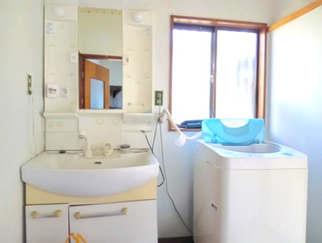 売中古戸建　富士市今泉の独立洗面台|窓があるので明るく、換気も出来ます。