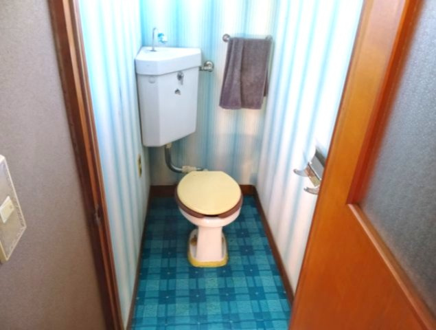 売中古戸建　富士市今泉のトイレ|タンクが浮いていてお手入れしやすいですね。