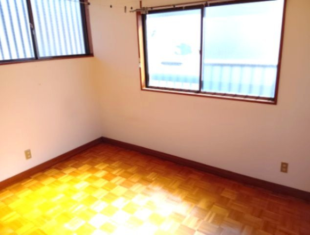 売中古戸建　富士市今泉の洋室|2方向に窓があります。多方向からの採光で明るさを確保出来ます。
