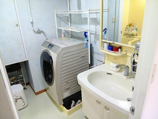 エンゼルハイム富士参番館　富士市水戸島の浴室|独立洗面台があるので収納スペースも多くあります。鏡もあるので朝の支度にも便利です。