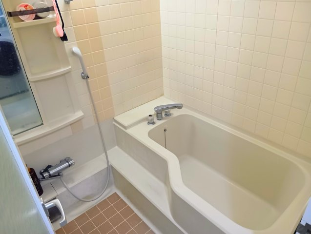 エンゼルハイム富士参番館　富士市水戸島の浴室|備え付けの棚があるのでシャンプーを置いたり出来て便利です。ゆったりくつろげる広めの浴槽です。

