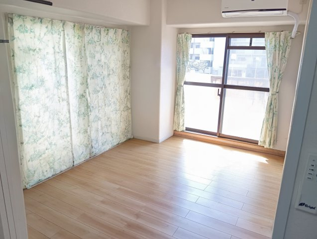 エンゼルハイム富士参番館　富士市水戸島の洋室|二面採光なので日差しがたっぷり入ります。また風通しが良く解放感もあります。