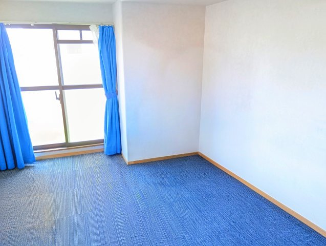 エンゼルハイム富士参番館　富士市水戸島の洋室|寝室や仕事部屋など使い勝手の良い広さの洋室です。好きなカーテンを選んで自分だけの空間作りが楽しめます